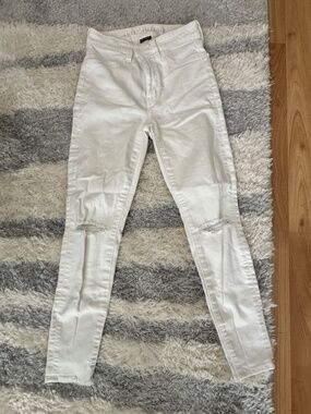 White Skinny Jeans Distressed Knee Super Stretch Sz 0 Short American Eagle